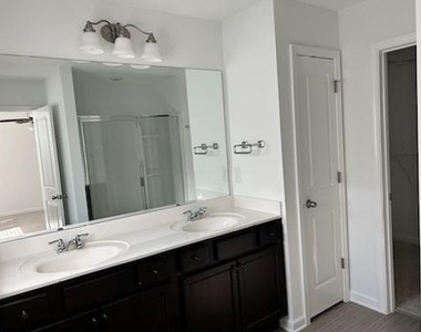 1451 Ben Park Way - Photo Thumbnail 9