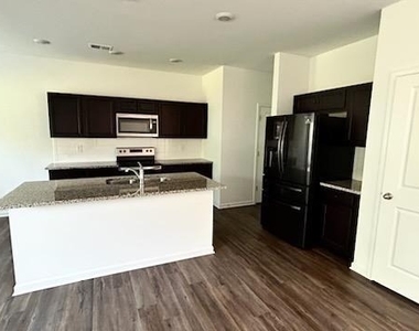 1451 Ben Park Way - Photo Thumbnail 5