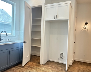 1535 W 24th Street - Photo Thumbnail 8