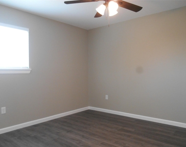 1547 Greenfield Road - Photo Thumbnail 7