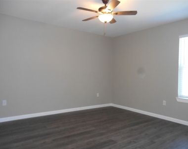 1547 Greenfield Road - Photo Thumbnail 4