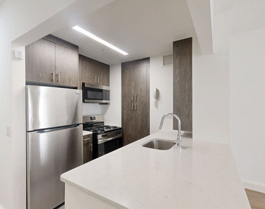 10 Hanover Square - Photo Thumbnail 1