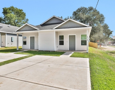 496b Golden Street - Photo Thumbnail 2