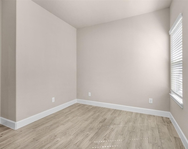 496b Golden Street - Photo Thumbnail 12