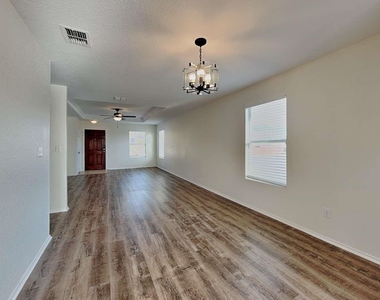 27305 Paraiso Manor - Photo Thumbnail 4