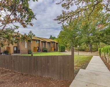 501 N Moss St - Photo Thumbnail 4