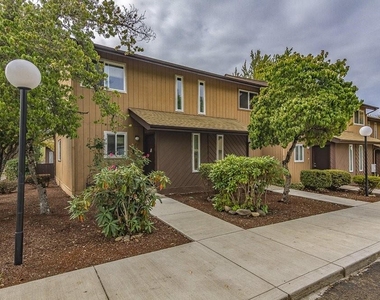 501 N Moss St - Photo Thumbnail 1