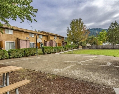 501 N Moss St - Photo Thumbnail 8
