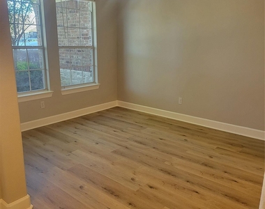 606 Admiral Bay Lane - Photo Thumbnail 2