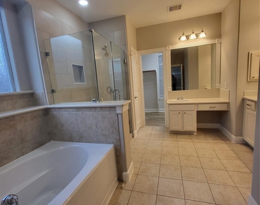 606 Admiral Bay Lane - Photo Thumbnail 4