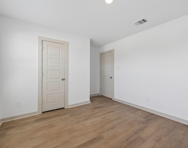 827 Silver Kettle Drive - Photo Thumbnail 14