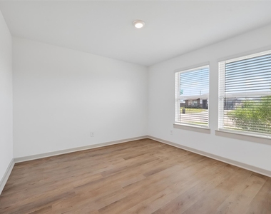 827 Silver Kettle Drive - Photo Thumbnail 13