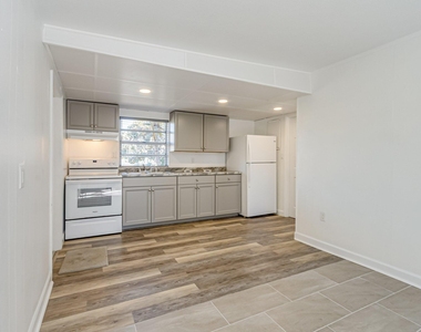 467 Jackson Avenue - Photo Thumbnail 3