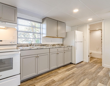467 Jackson Avenue - Photo Thumbnail 4