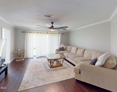 216 Country Club Drive - Photo Thumbnail 14