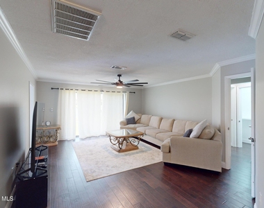 216 Country Club Drive - Photo Thumbnail 3