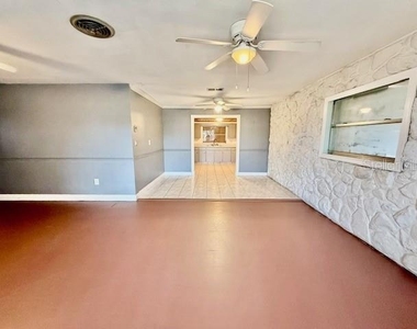 4 Sunshine Boulevard - Photo Thumbnail 7