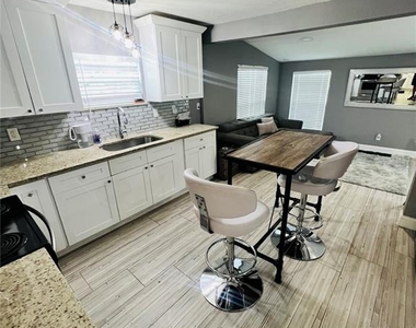 7301 N Dixon Avenue - Photo Thumbnail 8