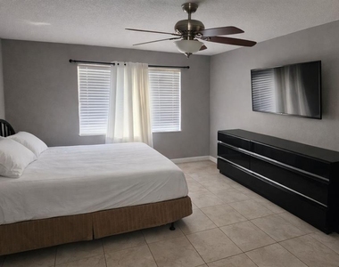 6115 N Albany Avenue - Photo Thumbnail 11