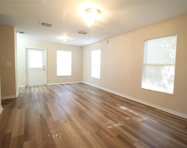 720 Newton Avenue S - Photo Thumbnail 2