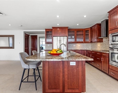 860 Ashford Ave - Photo Thumbnail 10