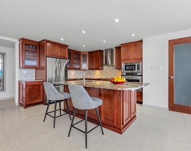 860 Ashford Ave - Photo Thumbnail 9