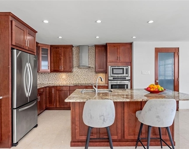 860 Ashford Ave - Photo Thumbnail 11
