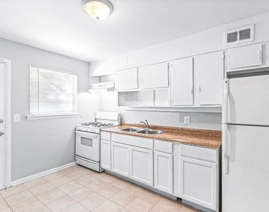 936 Mayson Turner Road Northwest - Photo Thumbnail 3
