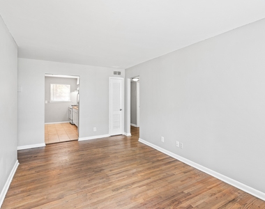 936 Mayson Turner Road Northwest - Photo Thumbnail 6