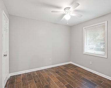 936 Mayson Turner Road Northwest - Photo Thumbnail 3