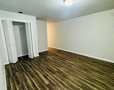 1415 Stratford Avenue - Photo Thumbnail 6