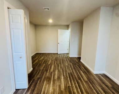 1415 Stratford Avenue - Photo Thumbnail 12