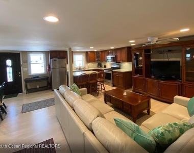 17 Sampson Avenue - Photo Thumbnail 8