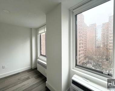 Second Avenue - Photo Thumbnail 1