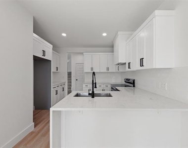 1412 Crosspointe Street - Photo Thumbnail 4