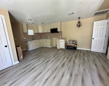 4101 N 19th Street - Photo Thumbnail 2