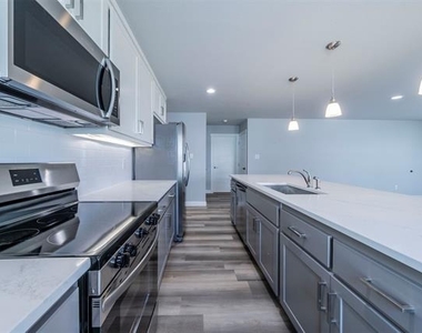 224 Patrick Street - Photo Thumbnail 4