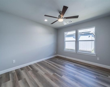 224 Patrick Street - Photo Thumbnail 7