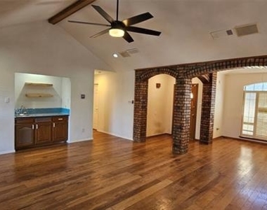 621 New Hope Road E - Photo Thumbnail 5