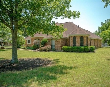 621 New Hope Road E - Photo Thumbnail 3