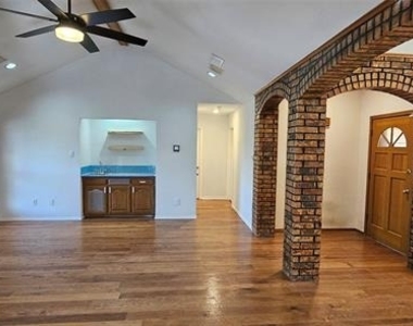 621 New Hope Road E - Photo Thumbnail 6