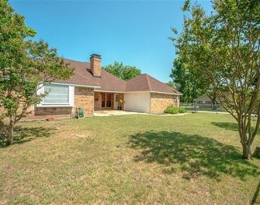 621 New Hope Road E - Photo Thumbnail 4