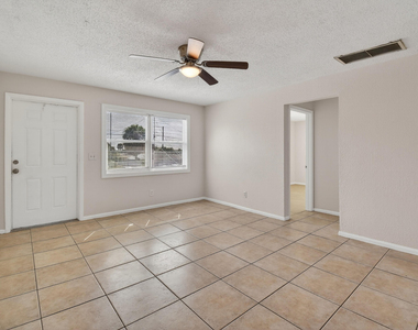 1618 W 26th Court - Photo Thumbnail 4
