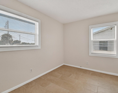 1618 W 26th Court - Photo Thumbnail 7