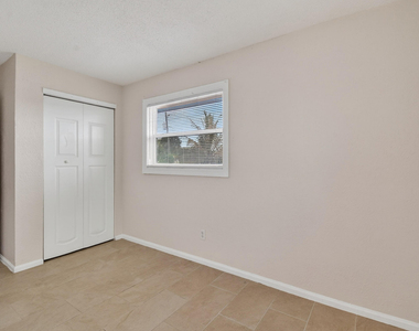 1618 W 26th Court - Photo Thumbnail 8
