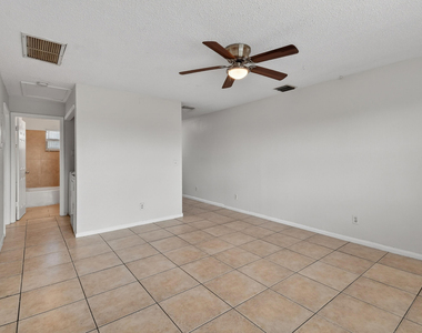 1618 W 26th Court - Photo Thumbnail 3