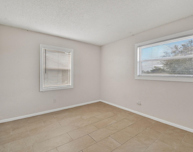1618 W 26th Court - Photo Thumbnail 11