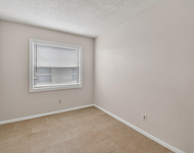 1618 W 26th Court - Photo Thumbnail 10