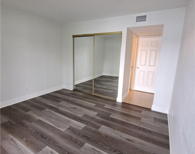 9838 Nob Hill Court - Photo Thumbnail 8