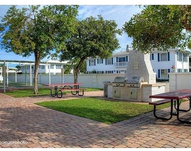 2220 Ne 68th Street - Photo Thumbnail 5